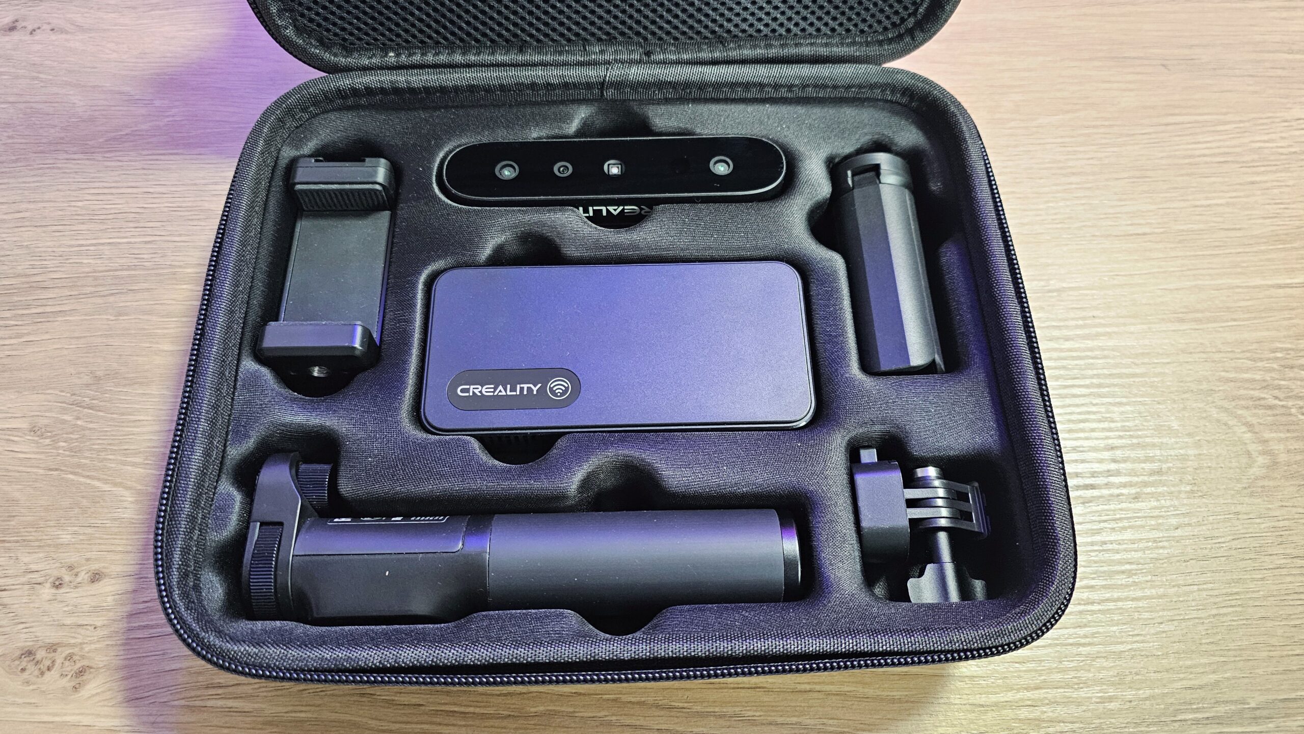 Contenu de la pochette de transport du CR-Scan Ferret Pro : scanner, poignée-batterie, câbles, trépied...