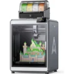 Imprimante 3D Creality K2 Plus imprimant un modèle architectural multicolore avec système de filament avancé, idéale pour les projets professionnels et créatifs.