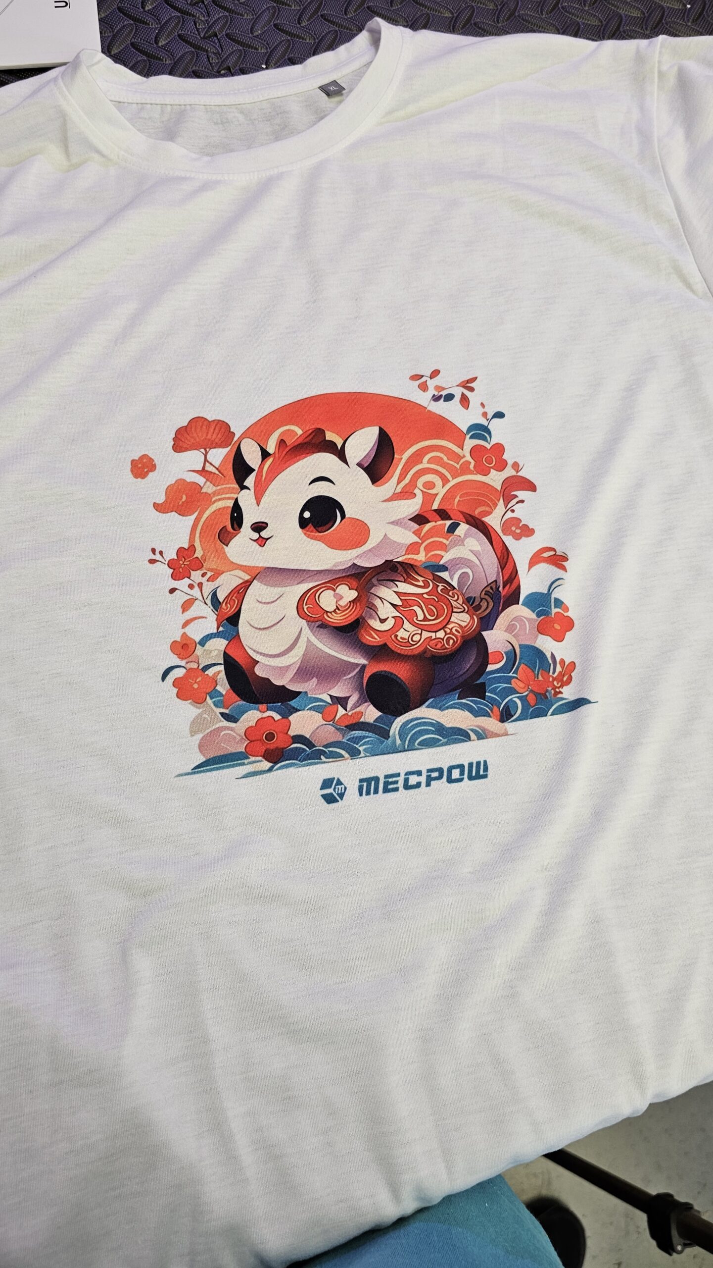 T-shirt blanc personnalisé avec un logo coloré réalisé par sublimation