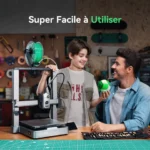 Un père et son fils dans un atelier, souriants devant une imprimante 3D Creality HI Combo. Ils tiennent une création bicolore, illustrant la facilité d'utilisation de l'imprimante pour des projets en famille.